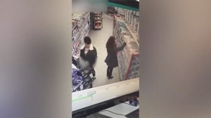 Marketdə gənc qıza qarşı əxlaqsızlıq – VİDEO