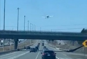 Kanadada təyyarə avtomobil yoluna təcili eniş edib - VİDEO