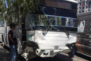 ASAN xidmətin qarşısında avtobus 6 maşını əzdi - FOTO