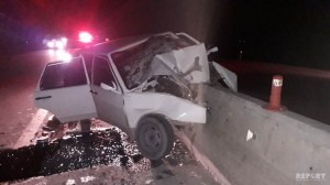 Kürdəmirdə avtomobil beton lövhəyə çırpıldı - FOTO