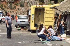 Turistləri daşıyan mikroavtobus qəzaya uğradı: 20 ölü - FOTO