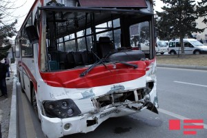 Bakıda avtobus dayanacaqda piyadanın üstünə çıxdı: ölən var