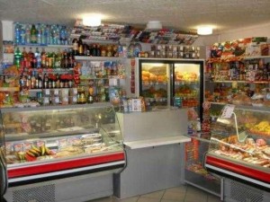 Mağazalardan rüşvət alanların məhkəməsi başladı