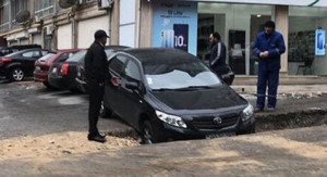 Bakıda “Nissan” çuxura düşdü - FOTO
