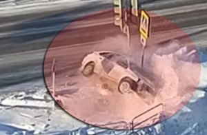 Qadın avtomobili svetofora çırpdı: 2 nəfər xəsarət aldı – VİDEO