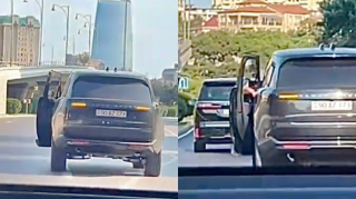 “Range Rover” sürücüsündən təhlükəli hərəkət: Maşını qapısı açıq sürdü - 90-AZ-173 - VİDEO   
