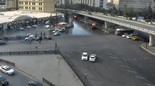 Yolu park edilmiş avtomobillər bağlayır, sürücü qoşa xətti tapdalayır – 20 Yanvarda PROBLEM 