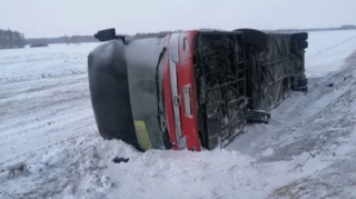 В России опрокинулся автобус с 54 пассажирами  - ФОТО