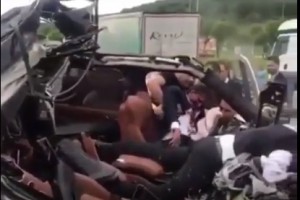 "Range Rover" TIR ilə toqquşdu: cəsədlər belə çıxardıldı + 18  - VİDEO