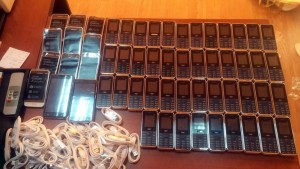 Avtomobilin çənindən 59 telefon aşkar edilib