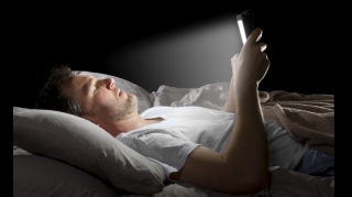 Врач рассказал, почему опасно спать рядом со смартфоном