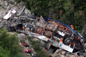 Avtobus 200 metr hündürlükdən uçuruma yuvarlanıb: 14 ölü, 21 yaralı