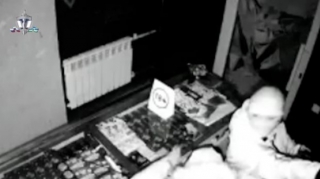 İki gənc qız qapını sındırıb  mağazanı qarət etdi – ANBAAN VİDEO 