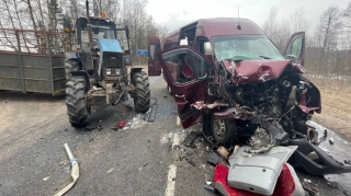Belarusda avtobus traktorla toqquşub, 10 nəfər xəsarət alıb 