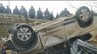 Bakı-Qazax yolunda avtomobil aşıb, ölən və yaralanan var   - FOTO