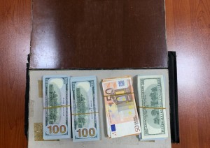 Hava limanından külli miqdarda xarici valyutanın keçirilməsinin qarşısı alınıb - FOTO