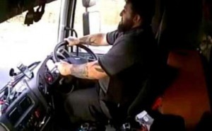 Telefonla oynayan sürücü qadını vurub öldürdü