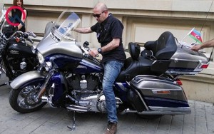 Vahid Mustafayev açılışa motosikletlə gəldi - FOTO