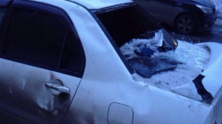 Binadan düşən buz parçası 3 AVTOMOBİLİ ƏZDİ:  Sığorta şirkəti boyun qaçırdı