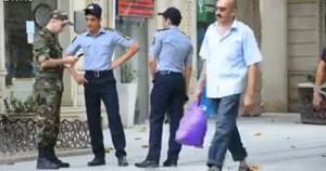 Əsgərə yardım edən polislərə nazirin adından təşəkkür edildi - VİDEO