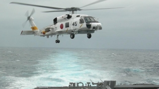 Yaponiyada itən helikopterin heyət üzvünə aid dəbilqə tapılıb 