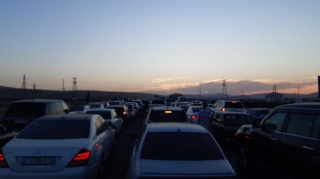 Bakıdan çıxmaq istəyənlər Ələt postunda dəhşətli tıxac yaradıb  - FOTO - VİDEO