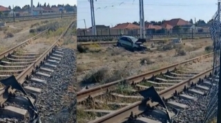 Bakıda ağır qəza: Avtomobil dəmir yoluna çırpıldı  - VİDEO