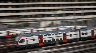 İsveçrədə qar uçqunu qatarı relsdən çıxardı 