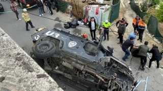 İstanbulda polis maşını aşdı - Yaralılar var 