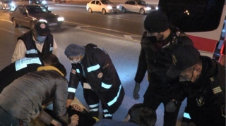 В Баку пьяный водитель сбил пешехода на тротуаре  - ФОТО
