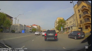 Zolağı qəfil dəyişib təhlükə yaratdı, sonra sağdan ötmə edib qaydaları pozdu - VİDEO
