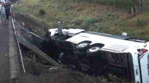 Sərnişin avtobus aşdı: azı 3 ölü, 26 yaralı