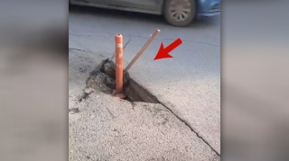 Paytaxtın mərkəzi yolu çökdü, rəsmi qurumun əməkdaşları hadisə yerində - FOTO 