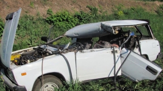 Yevlaxda avtomobil aşıb, sürücü xəsarət alıb 