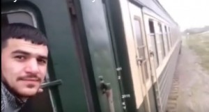 Qatarın qapısını açıb "tik-tok" çəkən gənc               - Azərbaycanda - VİDEO