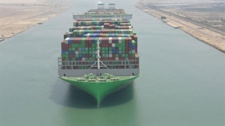 Dünyanın ən böyük konteyner gəmisi Süveyş kanalından uğurla keçib 