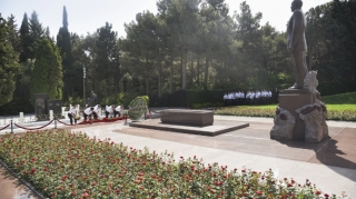 Коллектив AZAL посетил Аллею почетного захоронения - ФОТО
