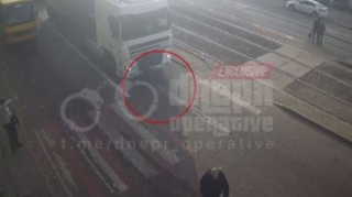 Yaşlı qadın yolu təyin edilməyən yerdən keçdi: Faciəvi şəkildə həlak oldu   - VİDEO