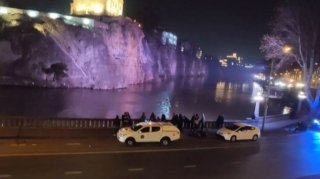 Машина слетела в Куру в центре Тбилиси: спасатели обнаружили тело водителя - ОБНОВЛЕНО - ВИДЕО 