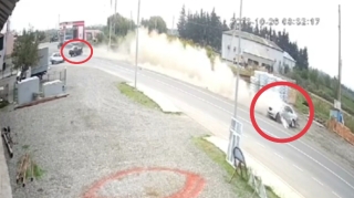 Zərdabda dəhşətli qəza: Maşın 100 metr sürüşərək yol nişanını yerindən qopardı - VİDEO  