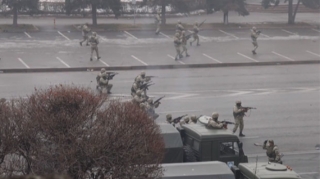 Almatıda hərbçilərin etirazçıları belə güllələdi  - VİDEO