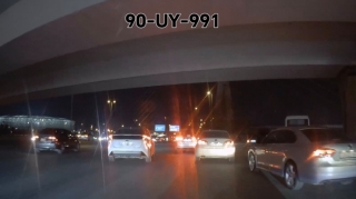 Zolağı son anda dəyişən sürücü aləmi bir-birinə qatdı  - VİDEO
