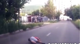 9 yaşlı uşaq valideynlərinin gözü qarşısında yola qaçdı - avtomobilin altında qaldı   - VİDEO