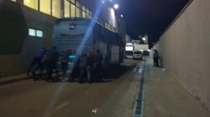 Futbolçular avtobus itələməli oldu - BAKIDA