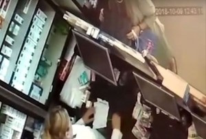 Bakıda aptekdə qadının oğurluğu kameraya düşdü - VİDEO