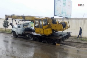 Gəncədə yol çökdü: 2 yük maşını batıb