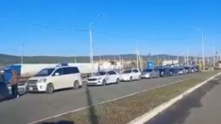 Rusiyalılar Monqolustana axın edirlər: Sərhəddə tıxac yaranıb - VİDEO 