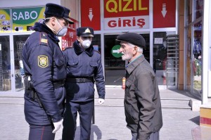 Bakıda polis yaşı 65-dən yuxarı olan şəxsi evinə aparıb - FOTO