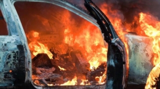 Sabirabadda qaz xəttinə çırpılan avtomobil yanıb