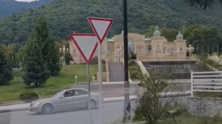 Şəhərin mərkəzi küçəsində bu yol nişanları sürücülərin diqqətini yayındırır - VİDEO